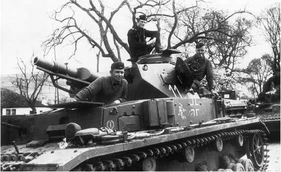 Танк PzIV 11й танковой дивизии в апреле 1941 г На борту рядом с крестом - фото 105