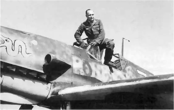 Первая победа на востоке Оберлейтенант Роберт Олейник выбирается из Me109 - фото 131