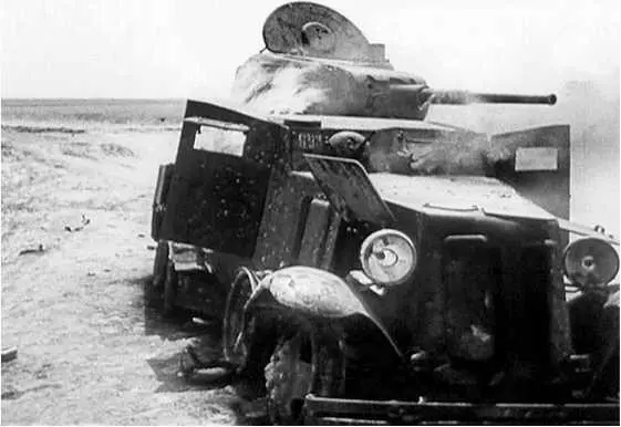 Горящий бронеавтомобиль БА10 Это была одна из самых распространенных машин в - фото 134