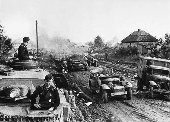 Колонна немецкой танковой дивизии на марше Украина лето 1941 г Пока 12я - фото 150