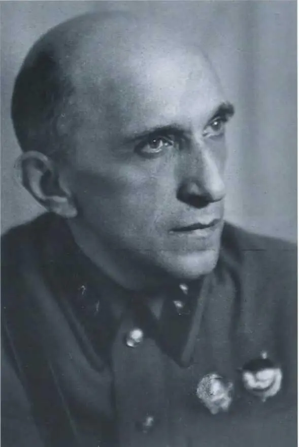Старший майор госбезопасности Яков Серебрянский 1942 г Фото из личного архива - фото 46