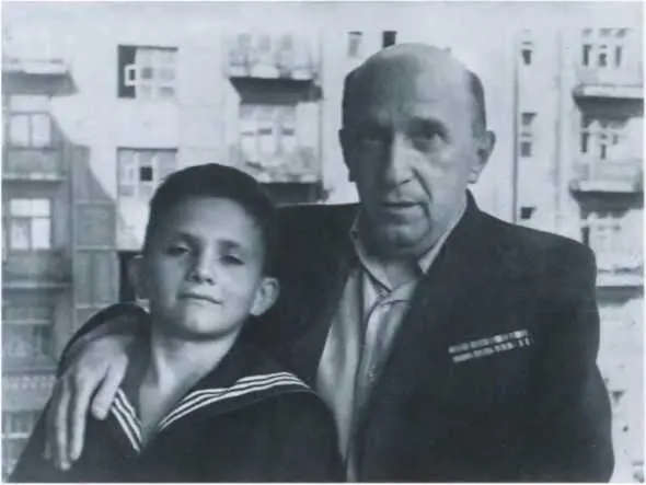Яков Серебрянский с сыном Анатолием Москва 1946 г Полина Натановна - фото 50