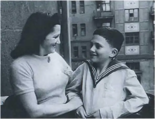 Полина Натановна Серебрянская с сыном Анатолием Москва 1946 г Герой России - фото 51