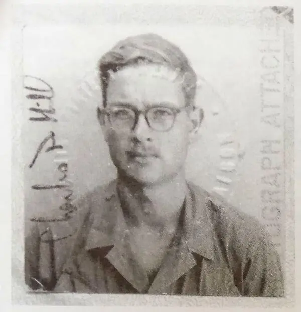 Чарльз Хилл Фотография на паспорт сделана в 1969 году в Сайгоне Торжественная - фото 18