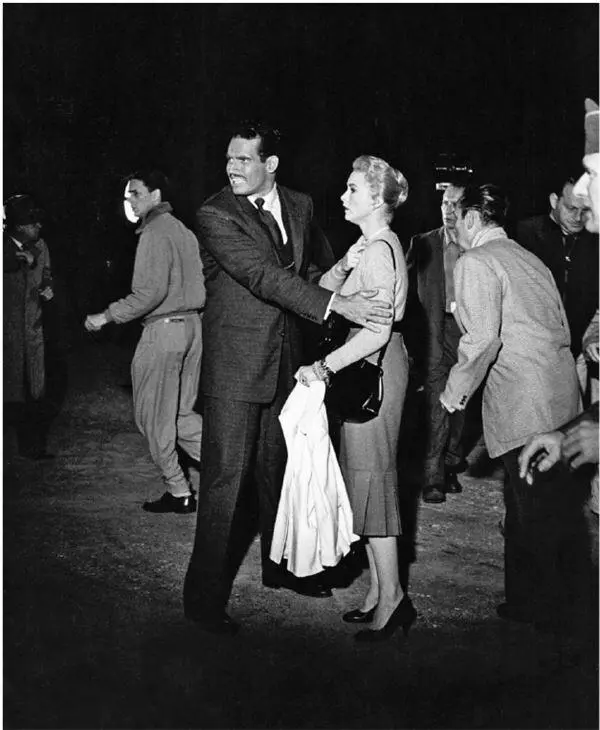 Во тьме обитают самые неприятные типы Кадр из фильма Печать зла 1958 год - фото 22