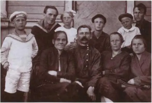 Саша Сахаровский первый слева с родителями и родственниками Михаил Федорович - фото 5