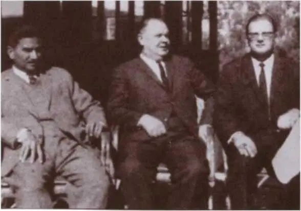 А М Сахаровский в Каире 1970 г А М Сахаровский третий слева в зале - фото 21