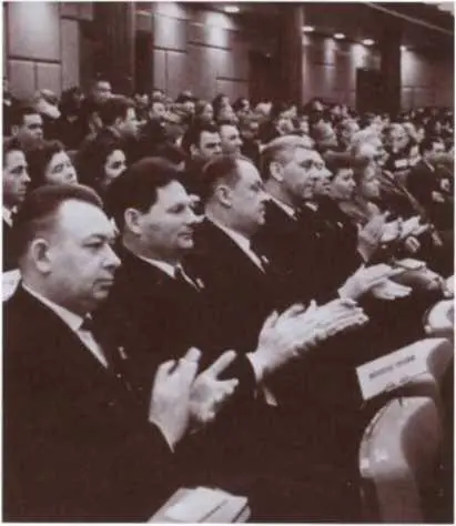 А М Сахаровский третий слева в зале заседаний XXIV съезда КПСС 1971 г - фото 22