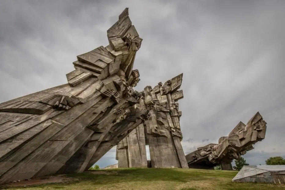 Памятник жертвам фашизма в конце дороги смерти Каунас IXФорт Скульптор - фото 4