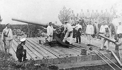 Шестидюймовое 152 мм орудие Канэ на деревянной платформе В 19071910 гг в - фото 44