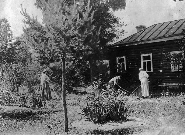 Рис 10 Сад в Собольках 1900е гг Домашний архив И КуклинойМитиной - фото 13