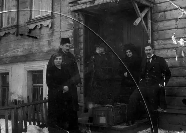Рис 16 Н М Субботина на крыльце дома в Собольках перед отъездом вторая - фото 20