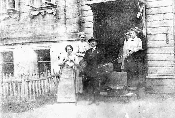 Рис 30 Н М Субботина первая слева на крыльце дома в Собольках 1910е гг - фото 35