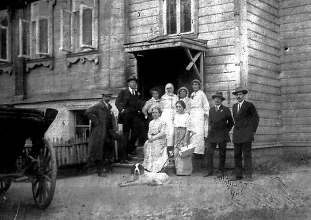 Рис 36 Н М Субботина в центре на ступенях дома в Собольках 1910е гг - фото 42