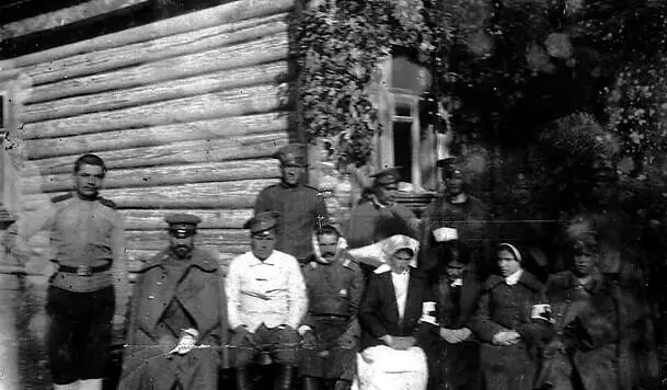 Рис 38 Лазарет в Собольках 1915 г Домашний архив И КуклинойМитиной В - фото 44