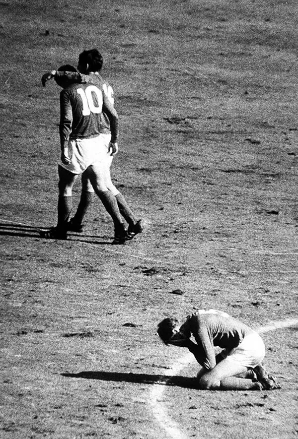 Финал Кубка мира 1966 года Джек Чарльтон с облегчением падает на колени когда - фото 2