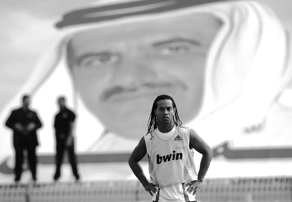 Рональдиньо Милан во время тренировки в Дубае 2009 г Karim SahibAFP - фото 4