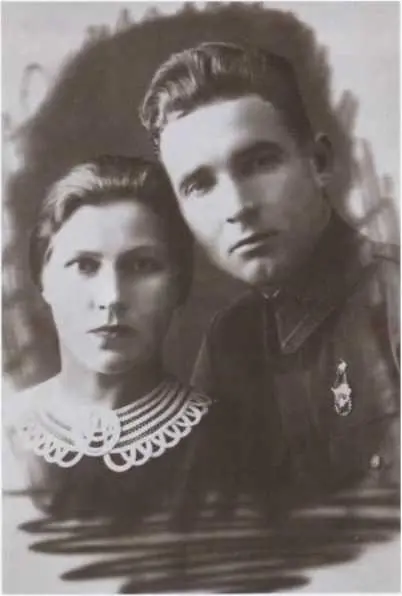 С женой Феодосией Ефремовной 1936 г На Волховском фронте В Ф Маргелов - фото 8