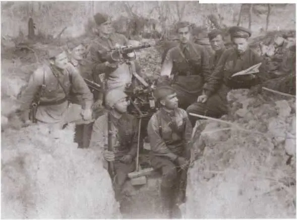 С бойцами 218го полка на переднем крае обороны 1942 г На Ленинградском - фото 11