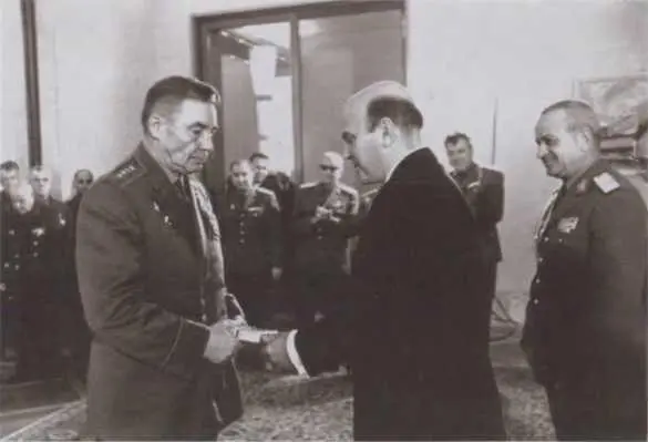 Вручение награды в посольстве Румынии 1974 г На учениях Весна75 в - фото 39