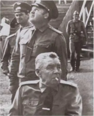 Репетиция боевого десантирования на Тушинском аэродроме 1975 г Перед - фото 42