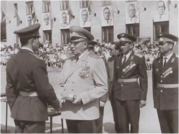 Генерал на выпуске офицеров училища 1975 г Наставления бойцамдесантникам - фото 51