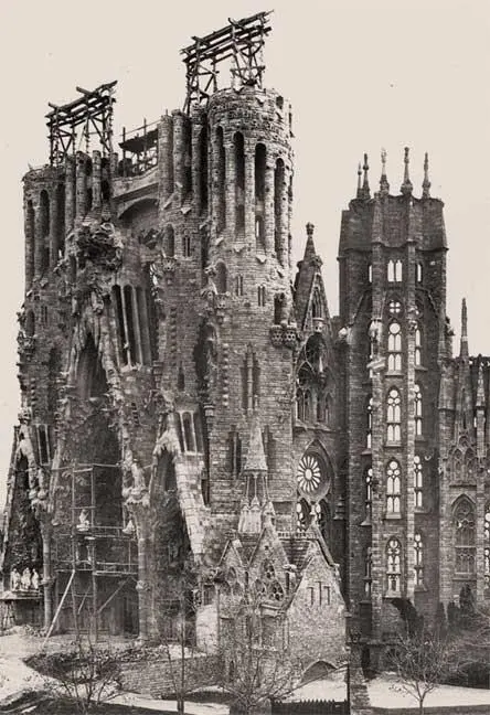Антонио Гауди Храм Святого Семейства Барселона Начат в 1903 г Фасад - фото 115