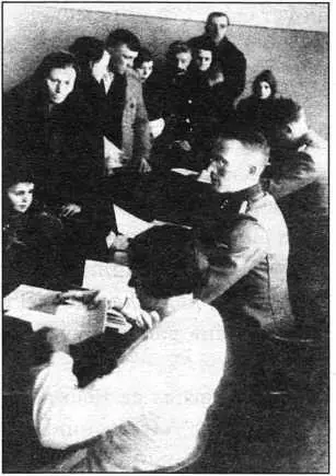Заполнение документов на польских фольксдойче Десять дней спустя Гиммлер в - фото 9