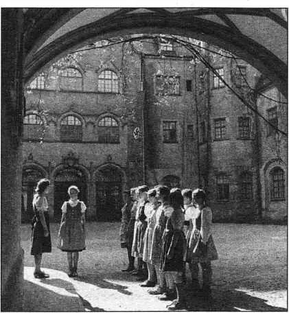 Учащиеся одной из имперских школ предназначенной для девочек Куда большую - фото 10