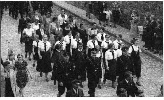 Демонстрация 1 мая 1939 года Идут сотрудники Источника жизни В центре - фото 35