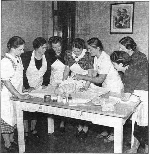 Прохождение курсов по уходу за грудными детьми Однако зимой 1942 года - фото 106