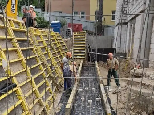 Рабочие готовят опалубку для опорной стены дома Фото из фотобанка Смирнова - фото 44