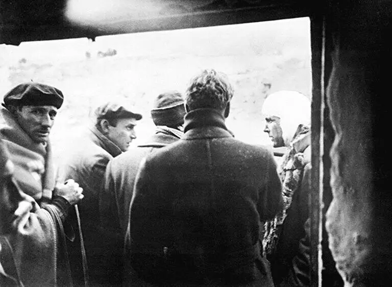 Ким Филби второй слева в Испании во время гражданской войны В Испании в - фото 27