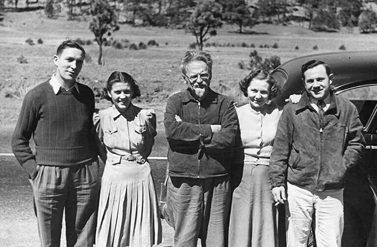 Лев Троцкий с последователями из США Гарри де Боэром и Джеймсом Х Бартлетом и - фото 36