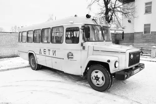 Первое время школьные автобусы были непривычны на сельских дорогах Было много - фото 60