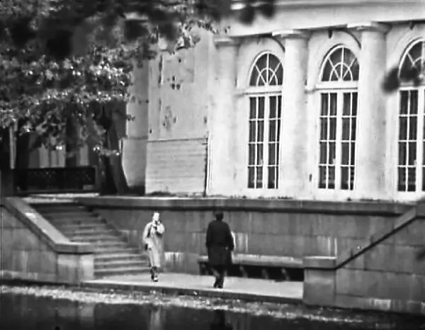 Патриаршие пруды В 1982 году они назывались Пионерскими Кадр из фильма - фото 17