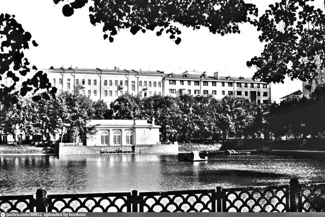 Пионерские Патриаршие пруды 1980 год Одесский аэропорт Пассажиры с - фото 18