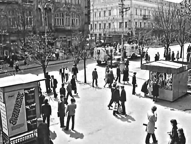 Дерибасовская улица В кинотеатре им Маяковского идет хит 1981 года фильм - фото 27