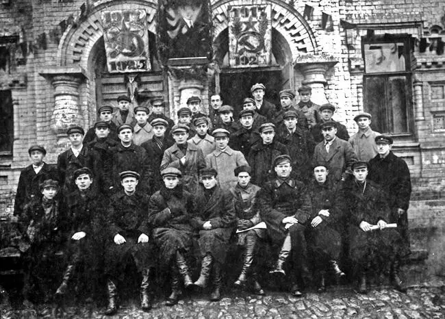 1925 год город Самара коллективный портрет сотрудников Самарского уголовного - фото 39