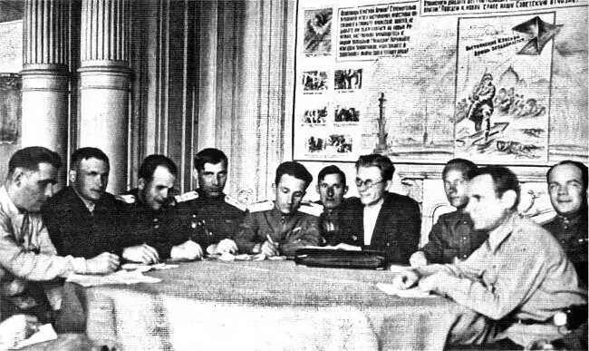 Сотрудники Ленинградского уголовного розыска за разработкой операции 1944 год - фото 43
