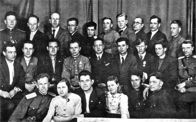 Сотрудники уголовного розыска УМ Ленинграда 1944 год Работает кинолог со - фото 44