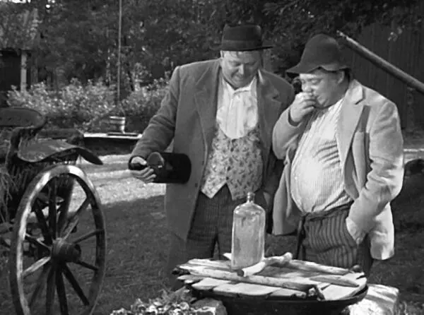 Вячеслав Невинный и Евгений Леонов в фильме За спичками Прежде всего - фото 62