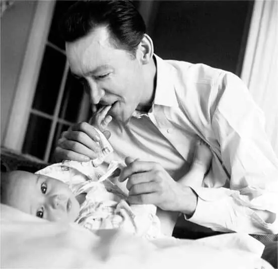 1963 год Фото Галина Кмит РИА Новости Олег Ефремов с отцом Николаем - фото 3