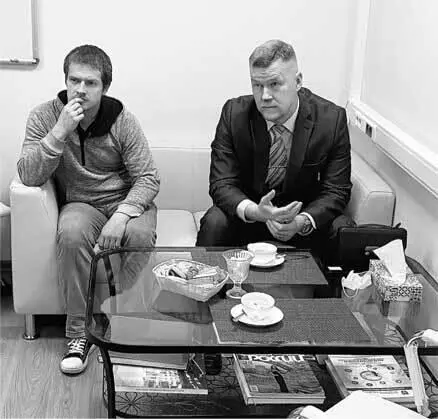 Сын погибшего в ДТП Виталий Захаров и его поверенный Сергей Аверинцев в - фото 42