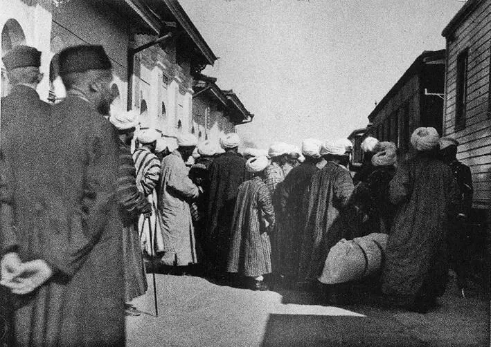 39 Самаркандский вокзал конец сезона хаджа около 1900 года Толпы - фото 25