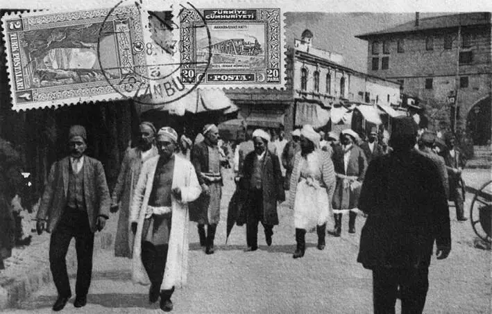 51 Открытка 1930 года с фотографией паломников из Центральной Азии гуляющих - фото 35