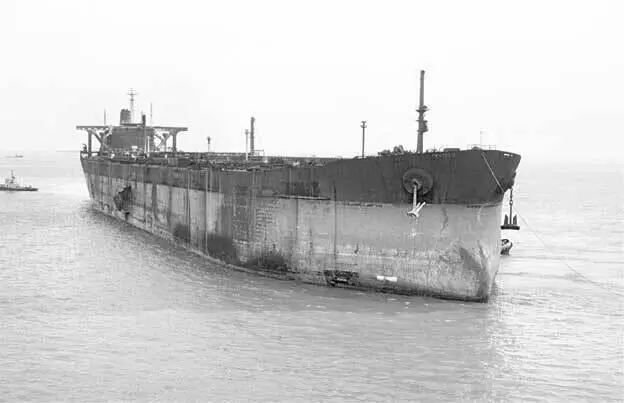 Seawise Giant самое большое судно за всю историю кораблестроения буксируют - фото 200