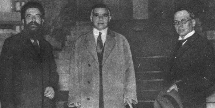 О Ю Шмидт и В Ю Визе у посла Л А Трояновского в Японии Вдруг один за - фото 28