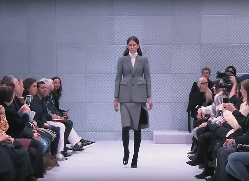 13 Секретарские костюмы Гвасалии на подиуме в модном доме Balenciaga - фото 24