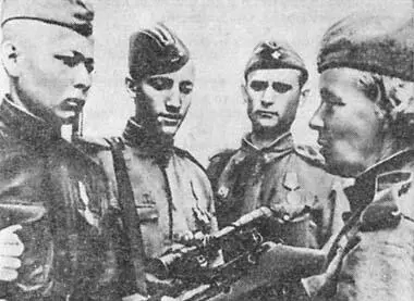 На армейских стрелковых соревнованиях Слева направо Н А Ларуков И Н - фото 8